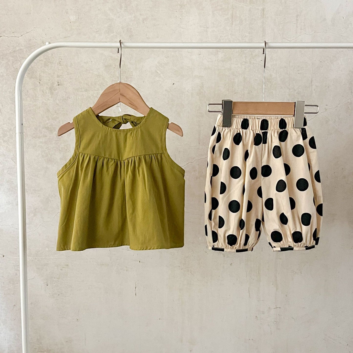 Summer New Arrival Baby Girls Sleeveless Crew Neck Solid Color Top And Polka Dot Shorts Clothing Set