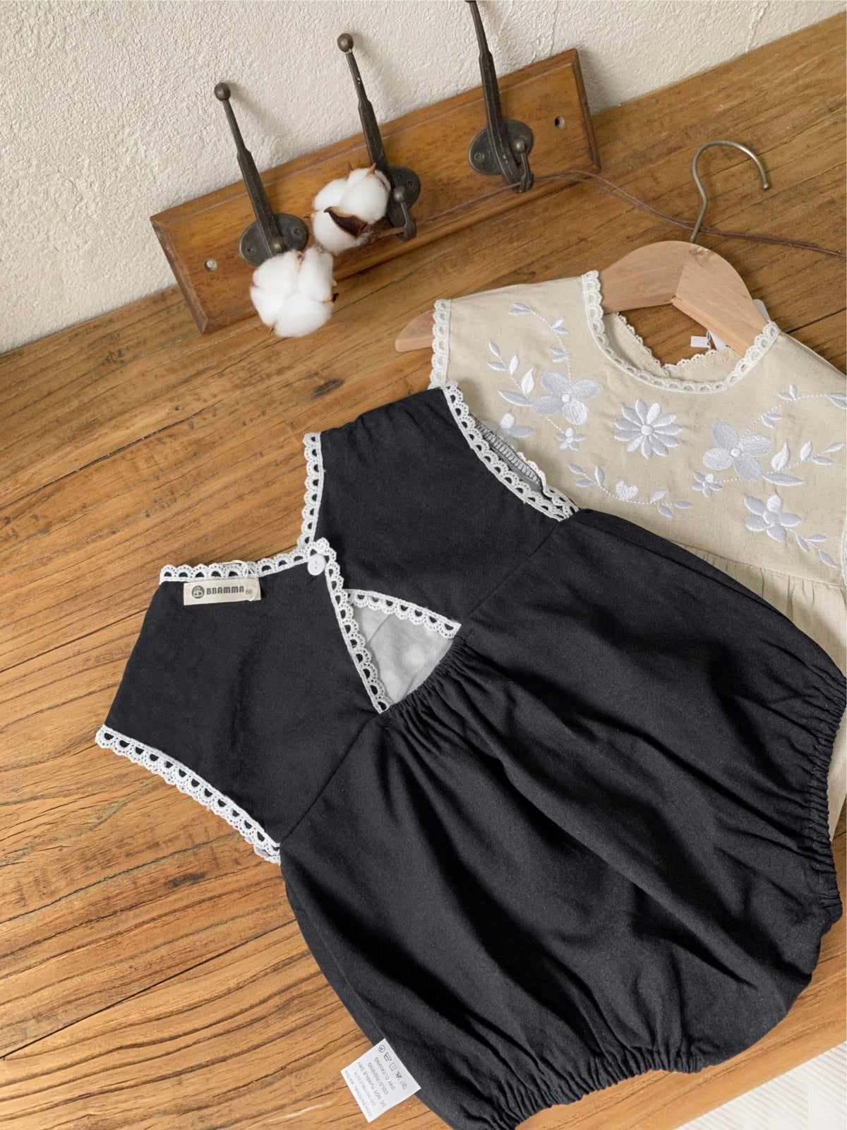 Design Summer Baby Kids Sleeveless Flowers Embroidered Bodysuit with Hat