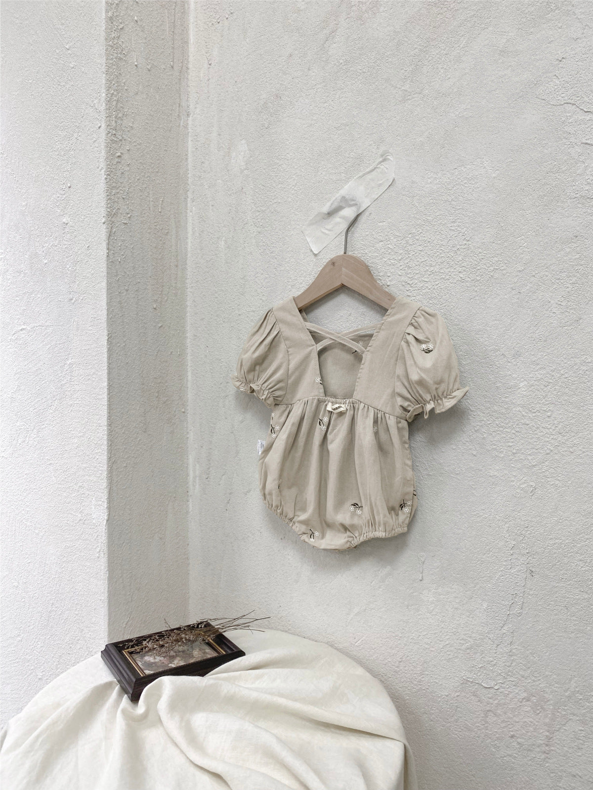 Summer Arrival Baby Girls Short Sleeves Flowers Embroidered Pattern Bodysuit