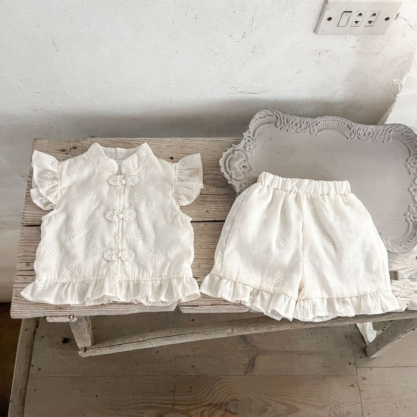 Summer New Arrival Baby Girls Fly Sleeves Stand Collar Solid Color Floral Embroidery Top And Bloomers Clothing Set