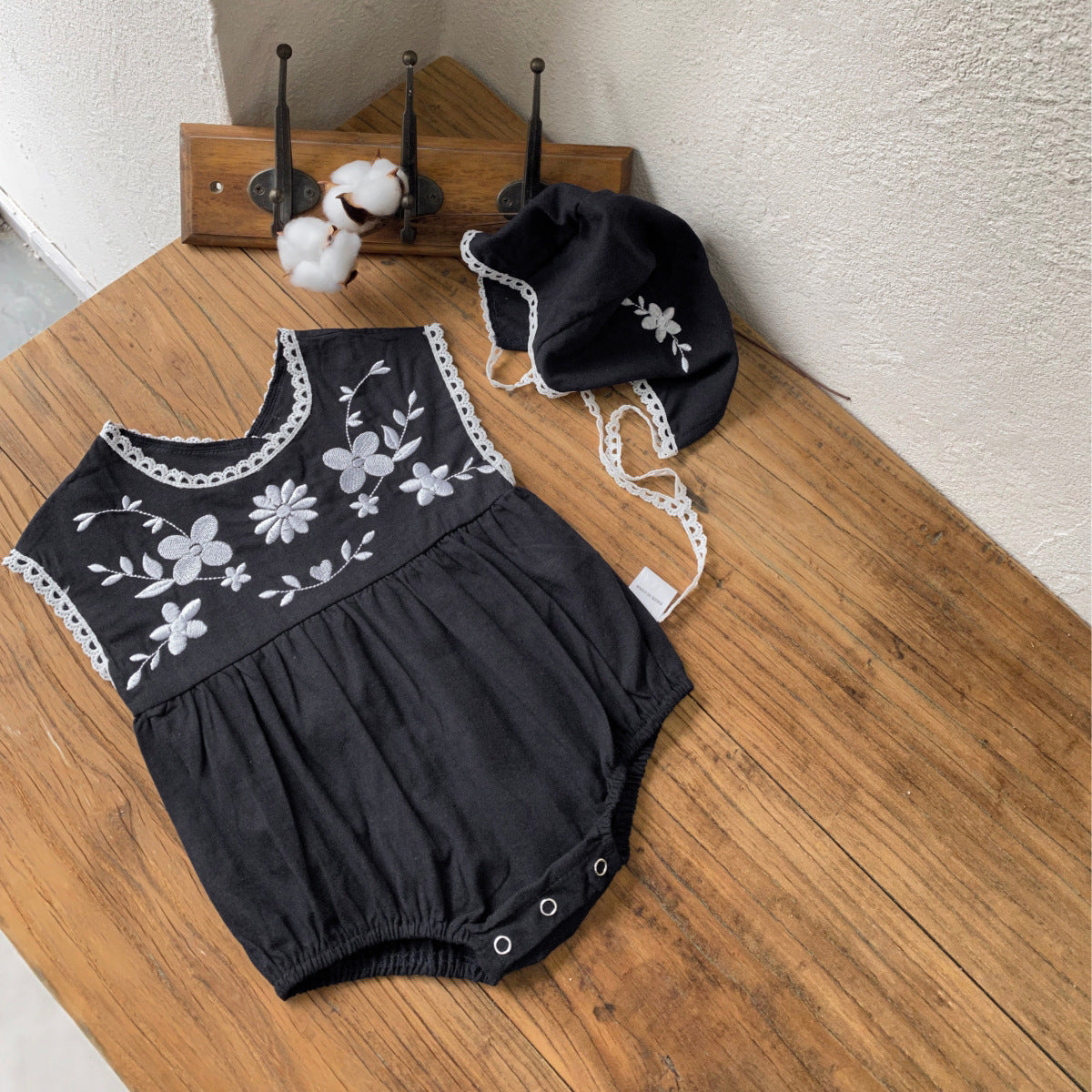 Design Summer Baby Kids Sleeveless Flowers Embroidered Bodysuit with Hat