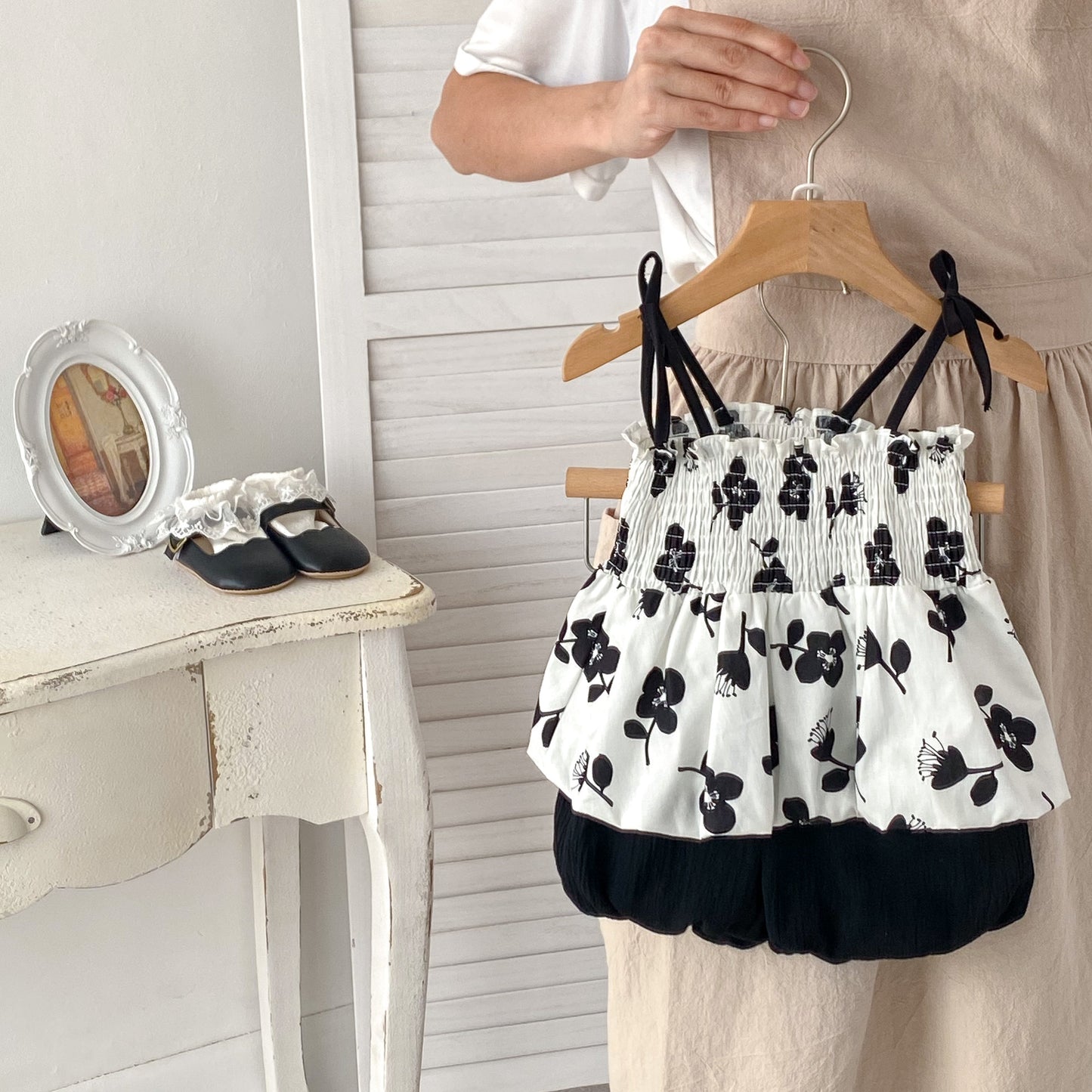 Summer Hot Selling Baby Girls Sleeveless Floral Print Strap Top And Solid Color Bloomers Clothing Set