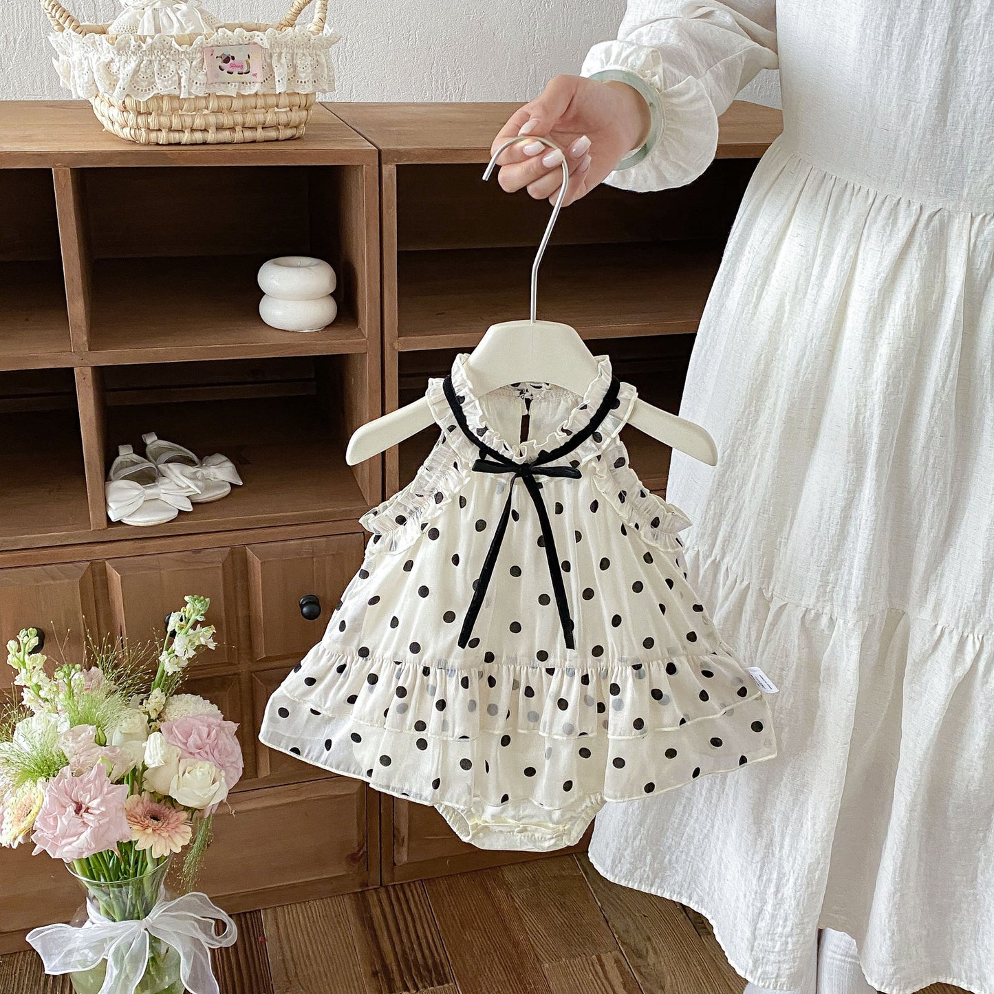 Summer Arrival Baby Girls Cute Beige Sleeveless Polka Dots Pattern Bodysuit