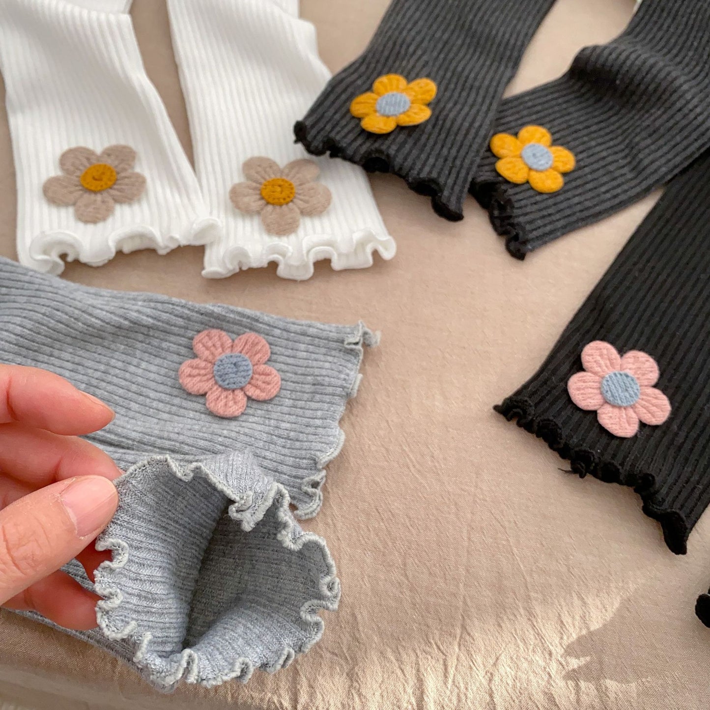 Pantalon de style mince de mode de conception de fleur patchée de fleur de couleur unie de bébé fille 
