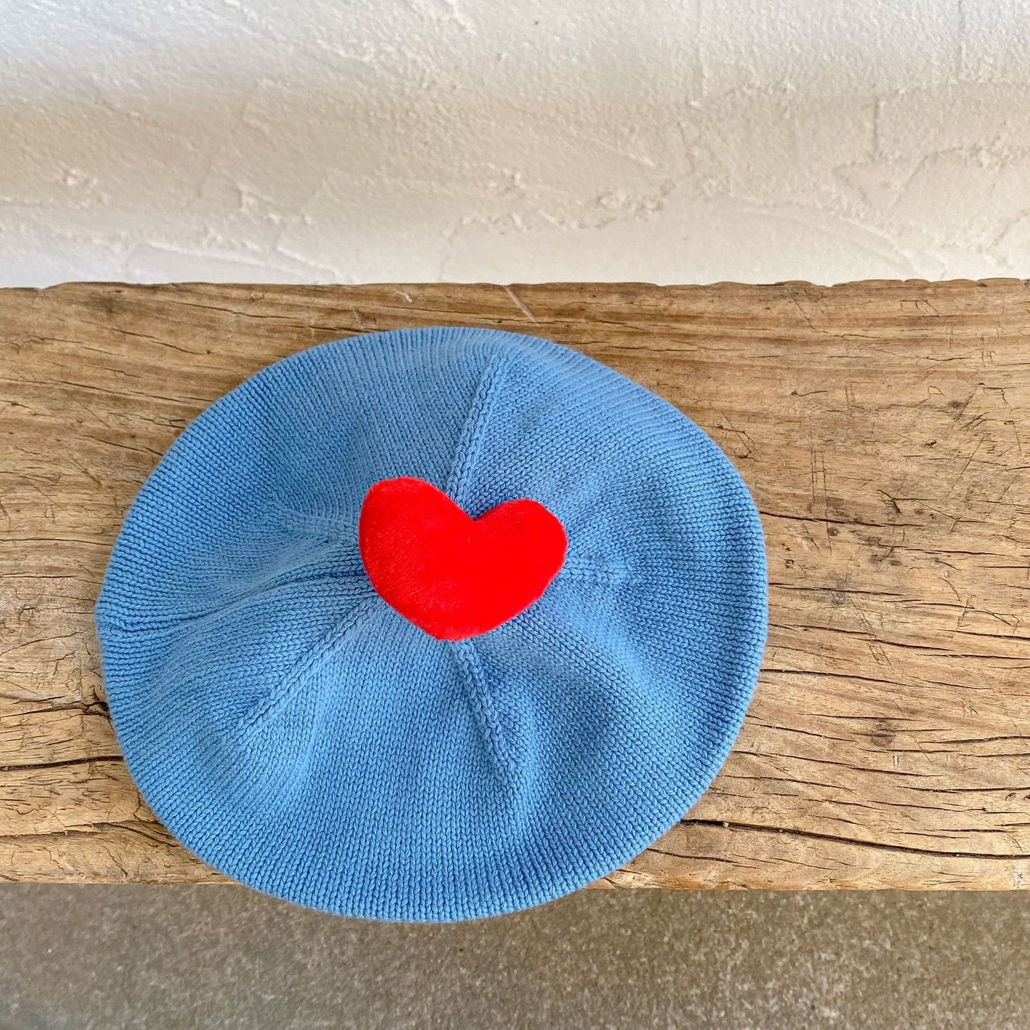 Gorro de punto con diseño de parche de corazón de color sólido para bebé 