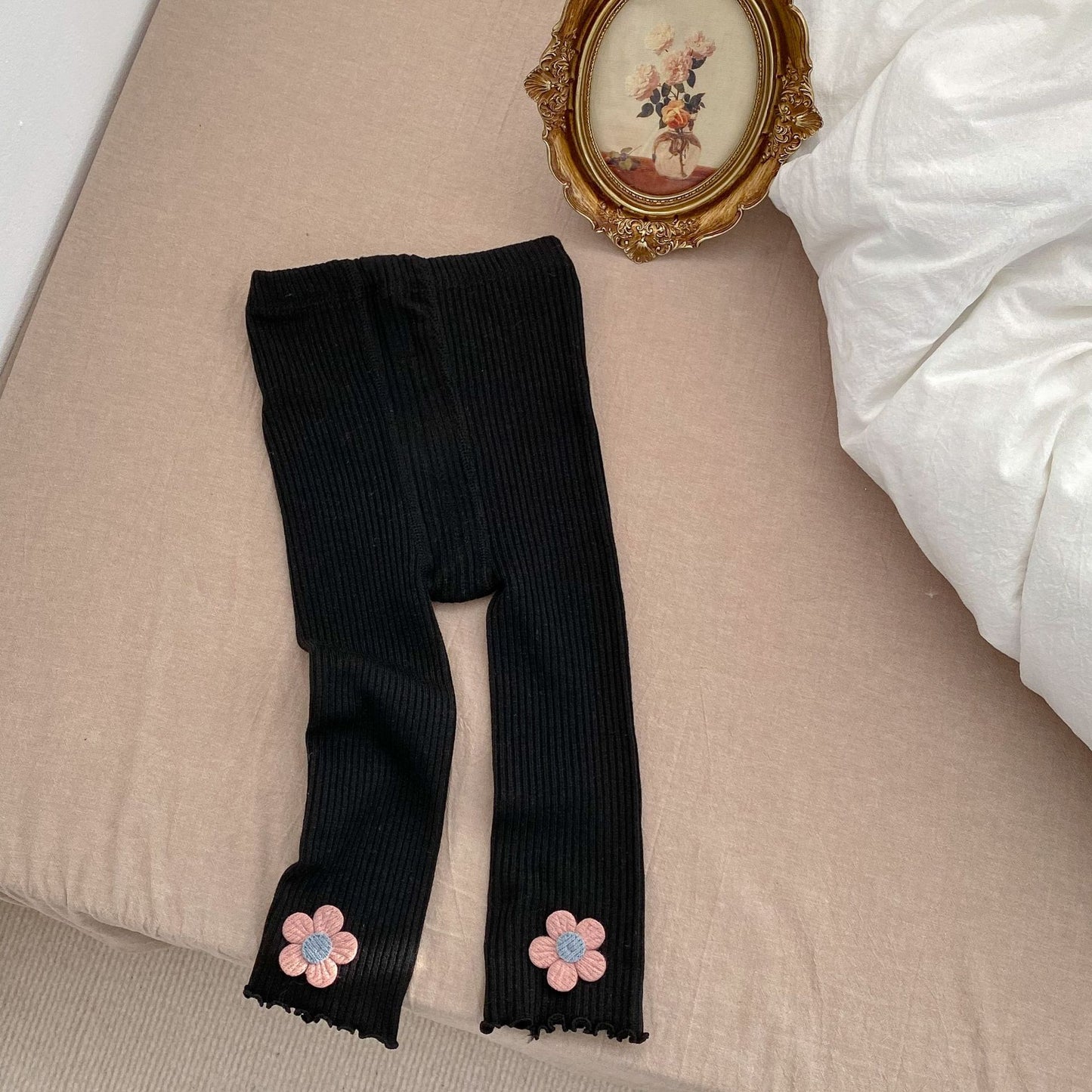 Pantalones de estilo fino de moda con diseño de parches de flores de color sólido para niña bebé 