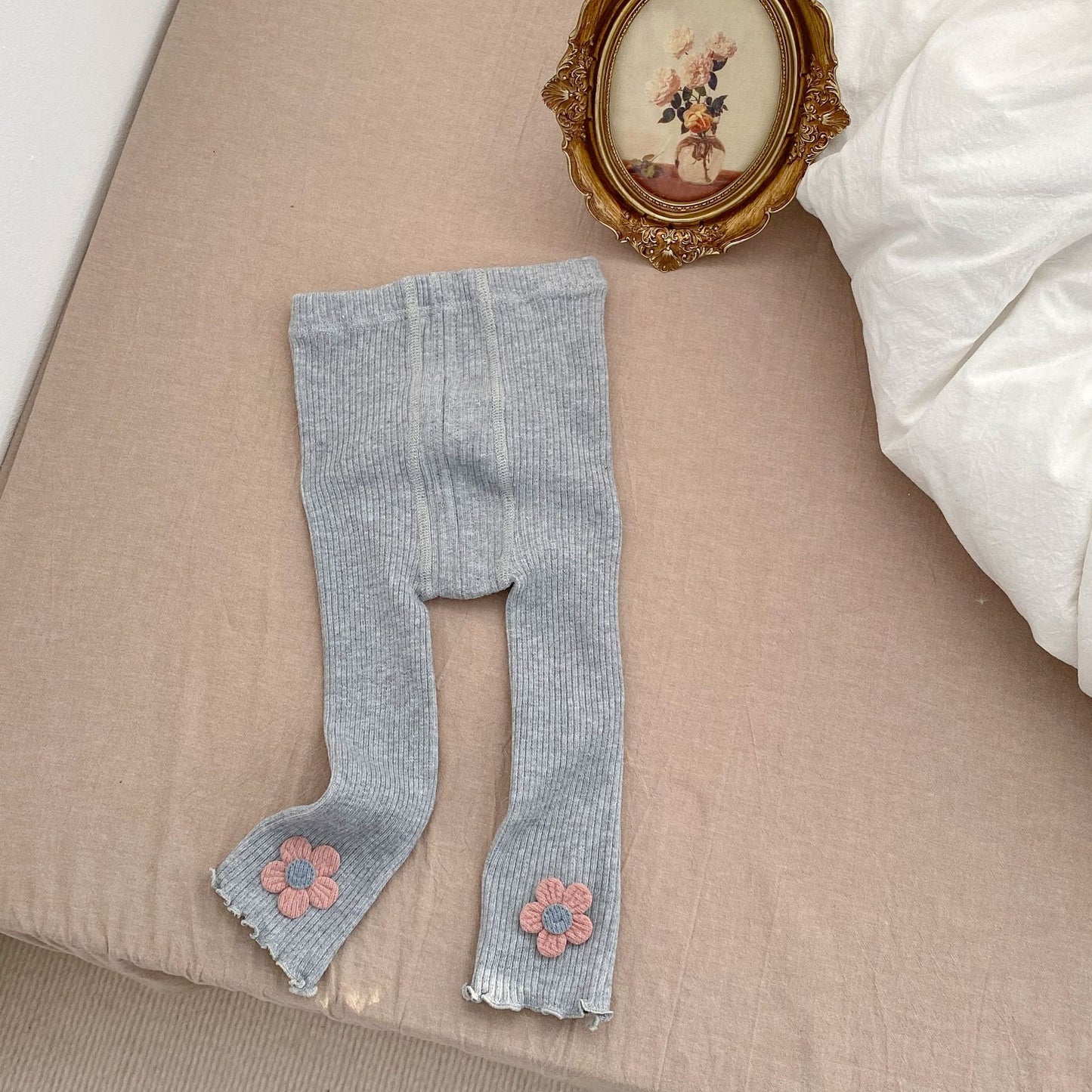 Pantalones de estilo fino de moda con diseño de parches de flores de color sólido para niña bebé 