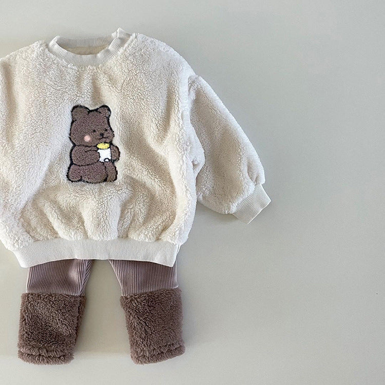Conjunto de piezas de pantalones combinados con capucha de felpa con patrón bordado de oso bebé 