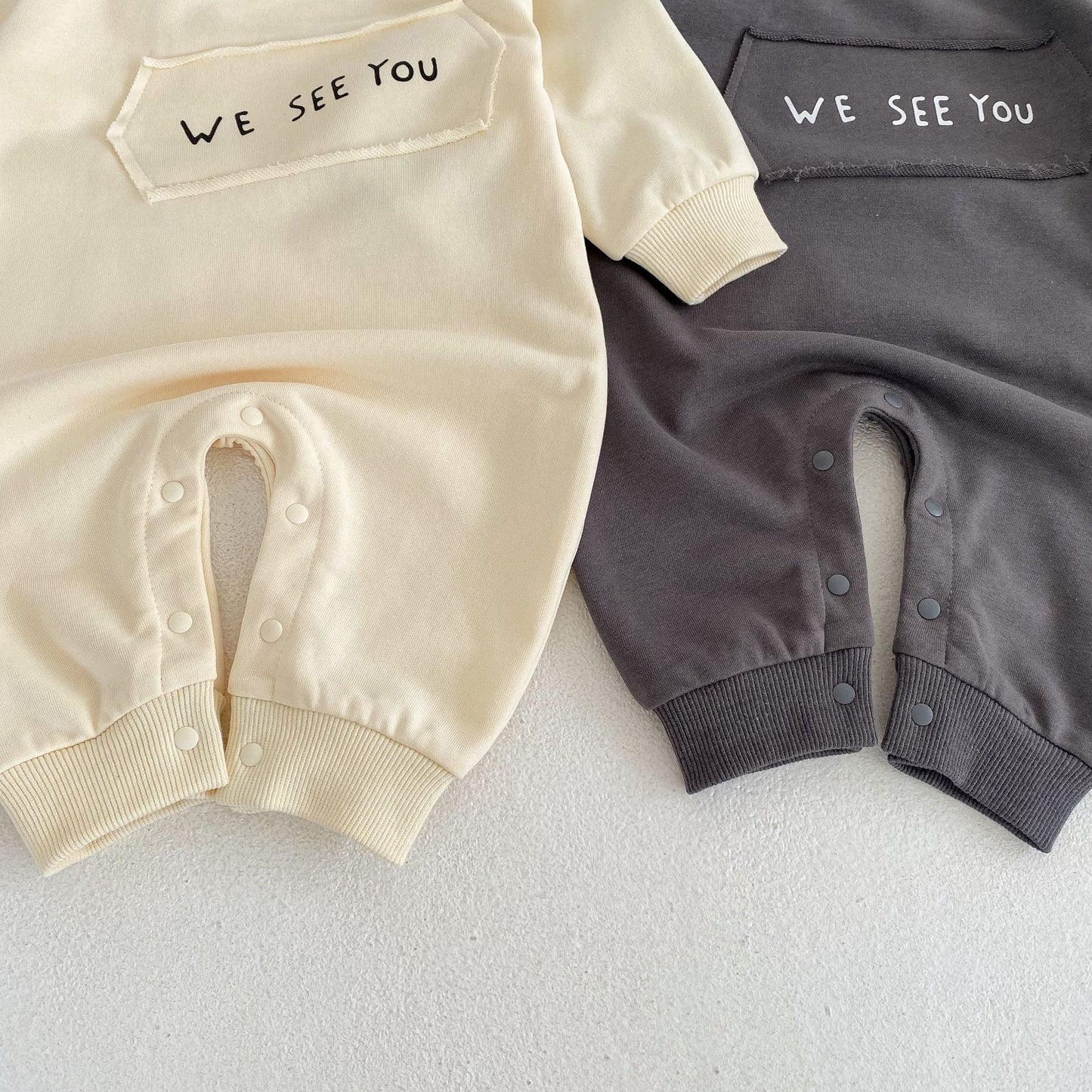 Barboteuse en coton à manches longues avec imprimé de lettres de couleur unie pour bébé fille 